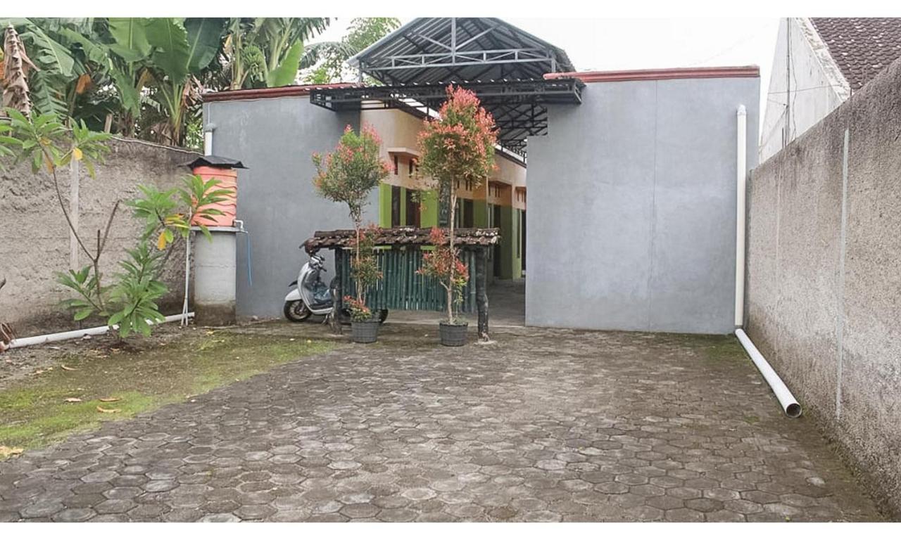 Griya Asri Syariah Mitra Reddoorz Hotel Rogojampi Luaran gambar